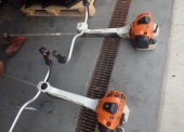 Kosy spalinowe STIHL – pakiet zawierający 3 szt., w tym: kosa spalinowa STIHL FS 250 (nr fabr. B-61553, rok prod. b.d.), kosa spalinowa STIHL FS 490 C-EM (nr fabr. 180520810, rok prod. b.d.), kosa spalinowa STIHL FS 490 C-EM (nr fabr. 180520839, rok prod. b.d.) 