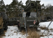 Żuraw R-101 na samochodzie marki JELCZ-325 