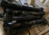Części zamienne do samochodu UAZ - pakiet zawierający 108 poz. asort. (wg oddzielnego wykazu), w tym m.in.: strzemię resoru przedniego 469-2902408 - 33 szt.. tłok nominalny FI 92 mm ze sworzniem i pierścieniami zabezpieczającymi WK-53-1004014-A - 23 szt.. uszczelki różne - 591 szt.. wał napędowy 69-2203010-A4 - 13 szt.. zestaw panewek różnych - 45 kpl. itp. 