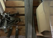 Części do kuchni polowej (30 szt.) - pakiet zawierający 3 poz. asort., w tym: belka spinająca do kuchni polowej 1280x15x50 mm - 14 szt.. lina asekuracyjna (grubość 8 mm) - 10 szt.. płachta brezentowa 4x6 m - 6 szt. 