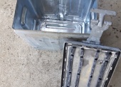 Zasobniki metalowe i wkłady do zasobnika metalowego (179 szt.) - pakiet zawierający 2 poz. asort., w tym: zasobnik metalowy JA-30 RWMS-00 390x330 - 110 szt.. wkład do zasobnika metalowego                                           JA-30 360x290x180 - 69 szt. 