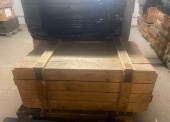 Skrzynie drewniane (74 szt.) - pakiet zawierający 3 poz. asort., w tym: skrzynie drewniane na maski                    BSS-MO 1000x560x420 mm - 42 szt.. skrzynie drewniane na odzież OP-1/M 1070x595x395 mm - 9 szt.. skrzynie drewniane specjalne na maski MP-4740x520x350 mm- 23 szt. 