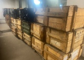 Skrzynie drewniane (74 szt.) - pakiet zawierający 3 poz. asort., w tym: skrzynie drewniane na maski                    BSS-MO 1000x560x420 mm - 42 szt.. skrzynie drewniane na odzież OP-1/M 1070x595x395 mm - 9 szt.. skrzynie drewniane specjalne na maski MP-4740x520x350 mm- 23 szt. 