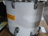 Instrumenty muzyczne - bębny (4 szt.) - pakiet zawierający 4 poz. asort., w tym: bęben wielki NN (rok prod. 2001) - 1 szt.. bęben mały werbel NN - 2 szt.. bęben wielki marszowy CHAMPIONSHIP (rozmiar 24