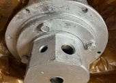 Części zamienne do podnośników typu żuraw (230 szt.) - pakiet zawierający 36 poz. asort. (wg oddzielnego wykazu), w tym m.in.: rozdzielacz hydrauliczny R-061 R25-41-00-A - 1 szt.. rozdzielacz hydrauliczny                   R25-204 - 1 szt.. przewód giętki (różne rodzaje) - 54 szt.. wał pędny pompy R061-182-00 - 7 szt. itp. 
