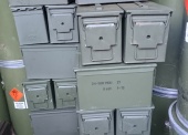 Skrzynie i pudełka metalowe (300 szt.) - pakiet zawierający 2 poz. asort., w tym: skrzynie metalowe M548 do 30x173 naboi ATKMK44 370x472 - 100 szt.. pudełka metalowe M2A1 na amunicję 307x185x155 mm - 200 szt. 